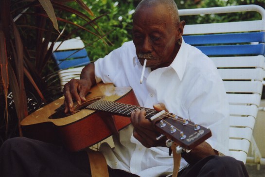 Pinetop con la guitarra de un fan en la terraza del hotel (Diane Russell, 2007)